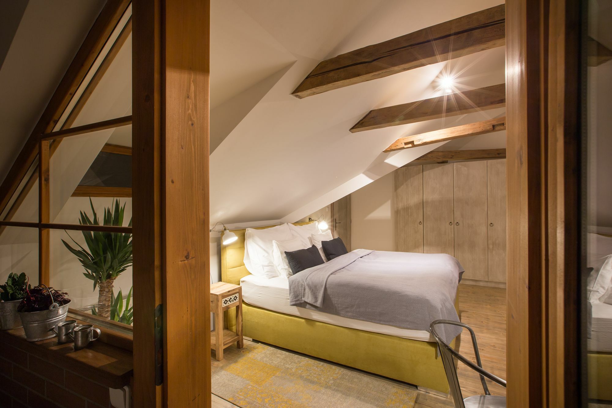 Daire Gigantic Boho Chic 3 Bedroom 3 Bathroom Loft With Hanging Chair *
